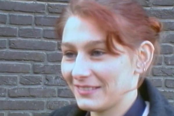Naboens pige leger med sin fisse
