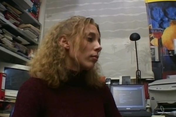 Moden dame får en mundfuld